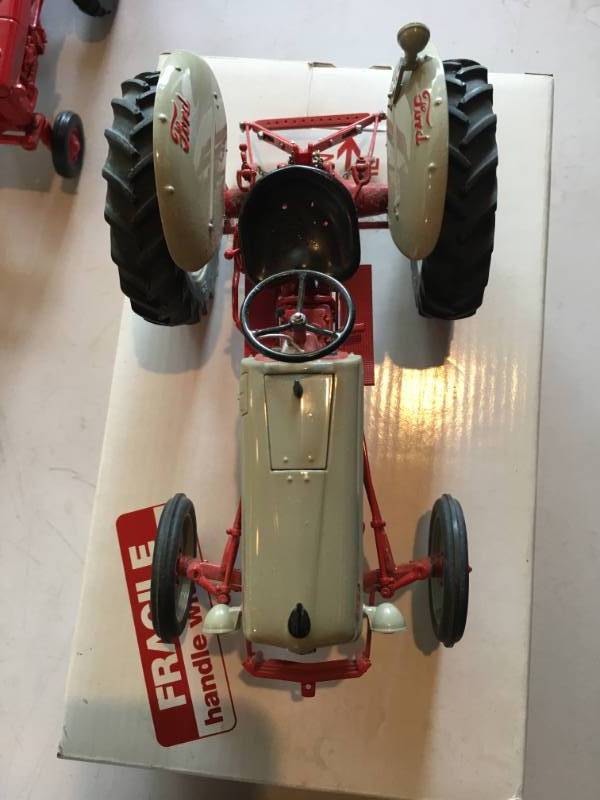 lot 269 image: Danbury Mint 1952 Ford 8-N Tractor wbox