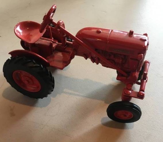 lot 270 image: ERTL Farmall Club Tractor