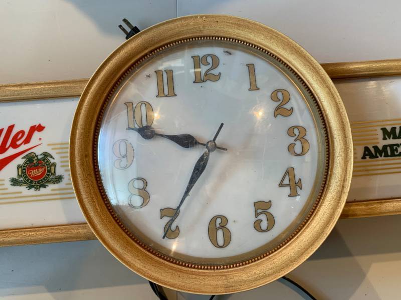 lot 299 image: Miller Beer Clock - Lights Up