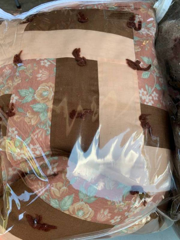 lot 328 image: Fleece Quilt & Handmade Tied Quilt