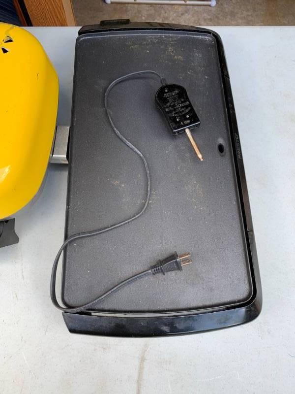 lot 338 image: (2) Electric Frying Pans & Griddle