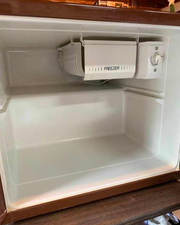 lot 353 image: Dorm Room  Small Refrigerator