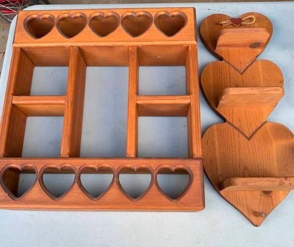 lot 354 image: Wooden Decorative Shelving & Step Stool