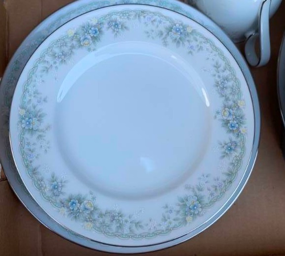 lot 360 image: Gorgeous Noritake China (6) Person Place Setting