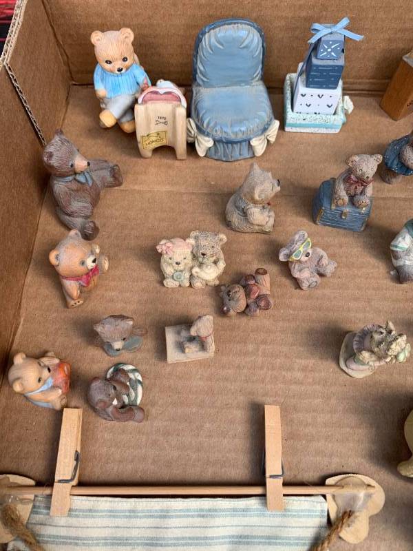 lot 373 image: Large Lot of Bear decor & beanie baby