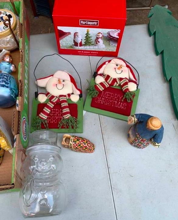 lot 378 image: Miscellaneous Lot Of Christmas Items