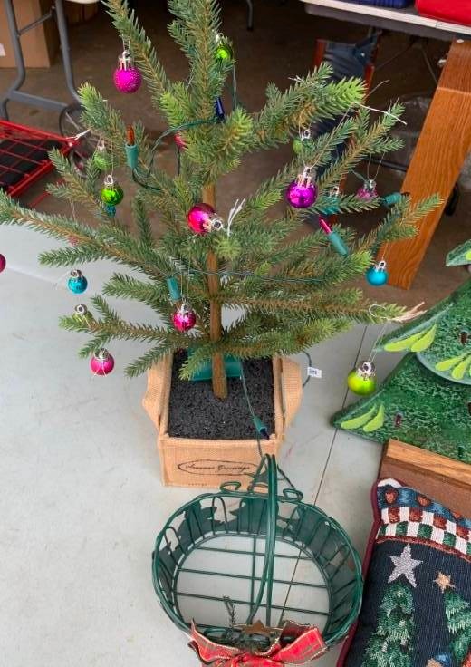 lot 379 image: Christmas Decor