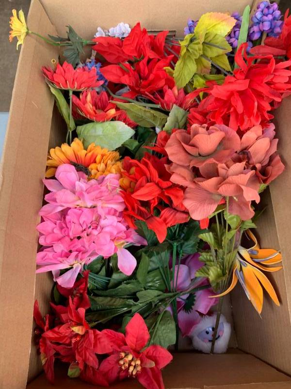 lot 382 image: Box of Fake Flowers & Christmas Decor