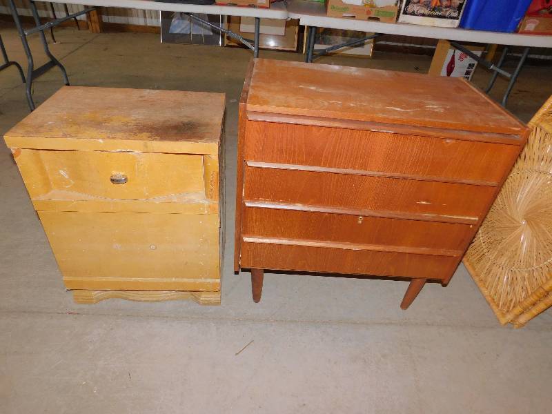 lot 13 image: 2 Vintage End Tables
