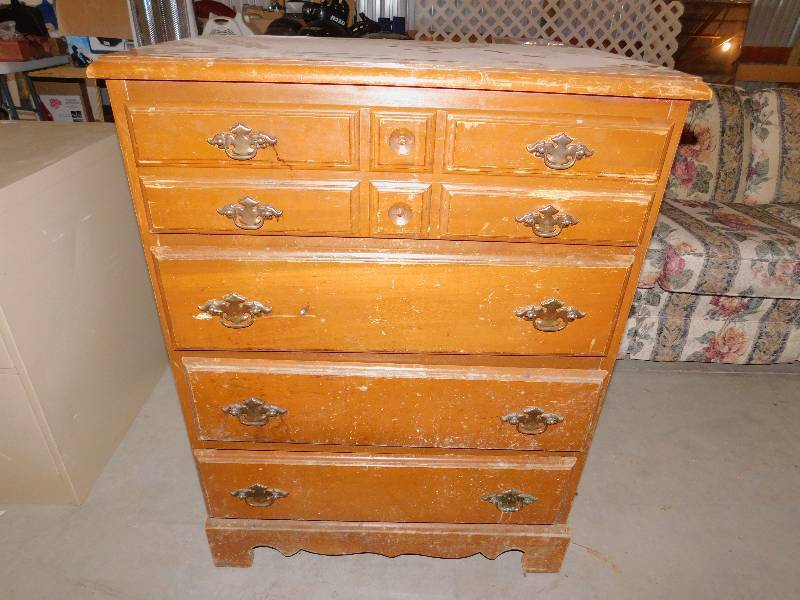 lot 17 image: Vintage Pionite Dresser