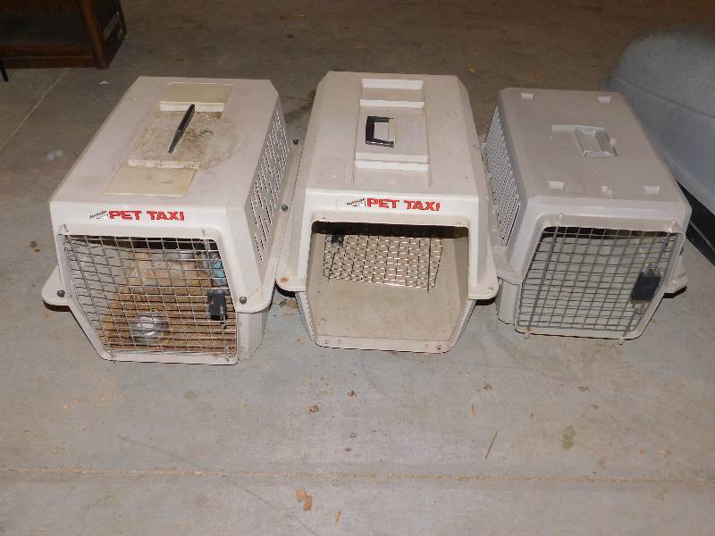 lot 23 image: 3 Pet Kennels