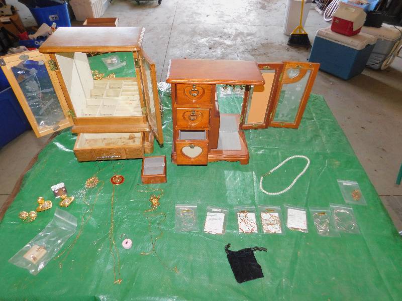 lot 49 image: 2 Small Jewellery Cases And Jewellery