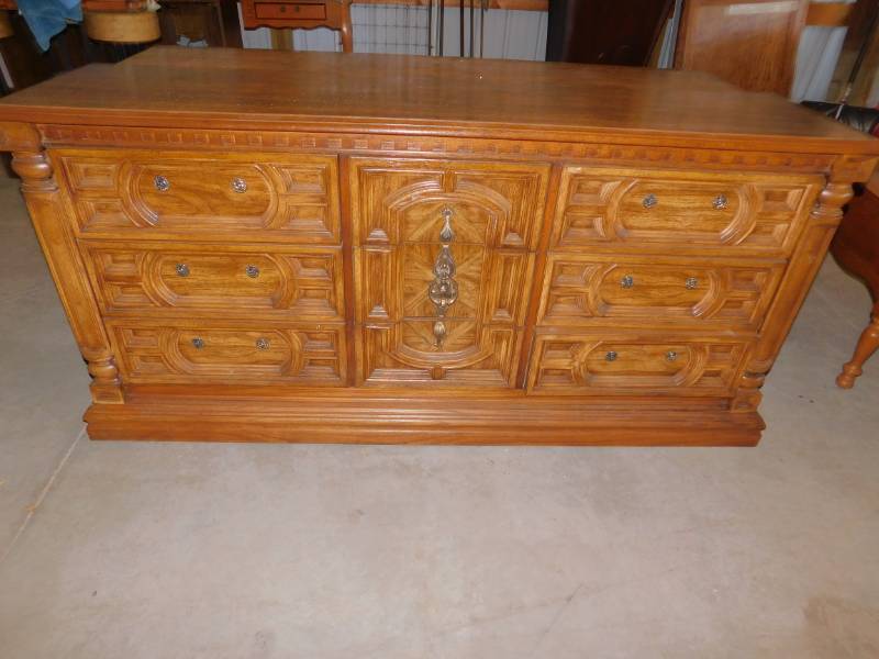 lot 93 image: Vintage Dresser