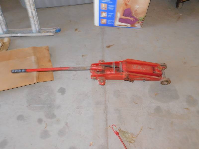 lot 106 image: Floor Jack