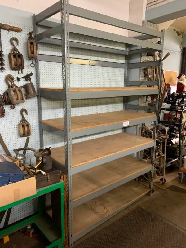 Metal shelf unit