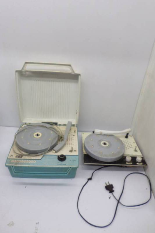 lot 71 image: Two Vintage Vinyle Record Players-Arvin Phonograph 4 Speed