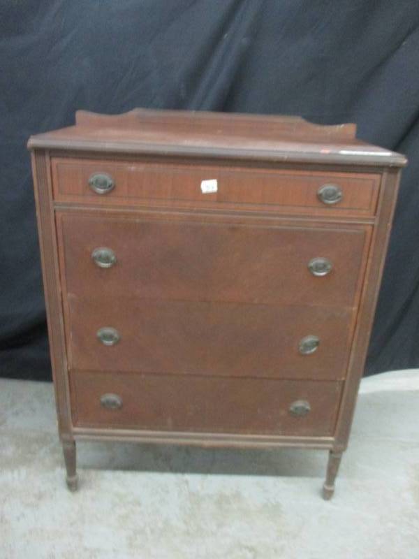 lot 18 image: Antique Dresser