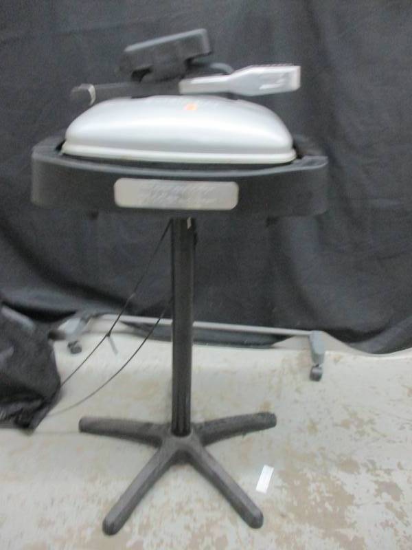 lot 21 image: Good Condition Cuisinart Grill