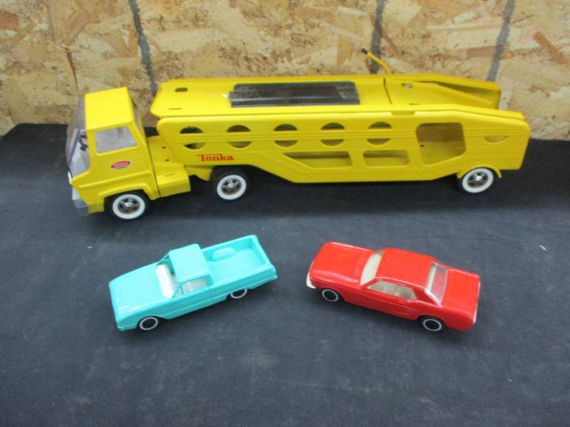 lot 26 image: Tonka Car Hauler