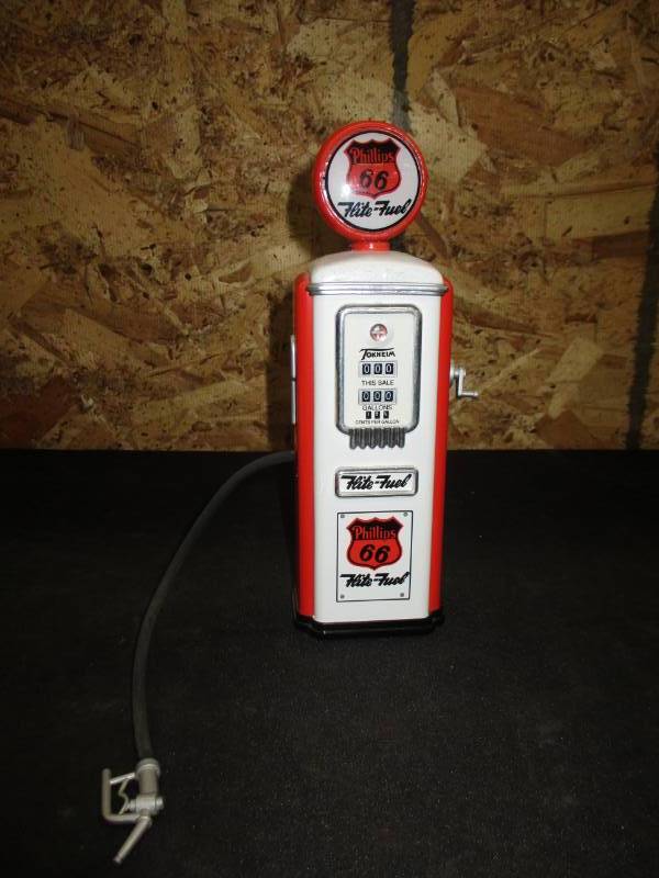 lot 30 image: Collector Gas Pumps (Phillip 66) 8 12