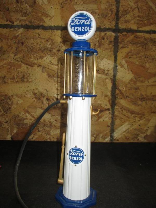 lot 38 image: Collector Gas Pumps (Ford) 12