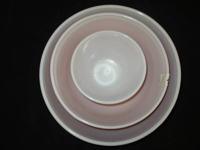 lot 92 image: Pyrex Nestion Bowl