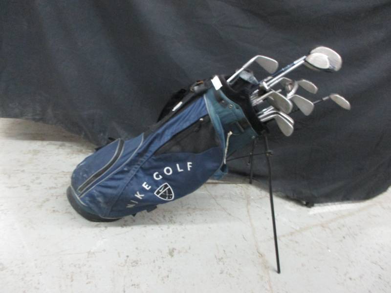 lot 105 image: Golf Clubs pretty nice but mixed set