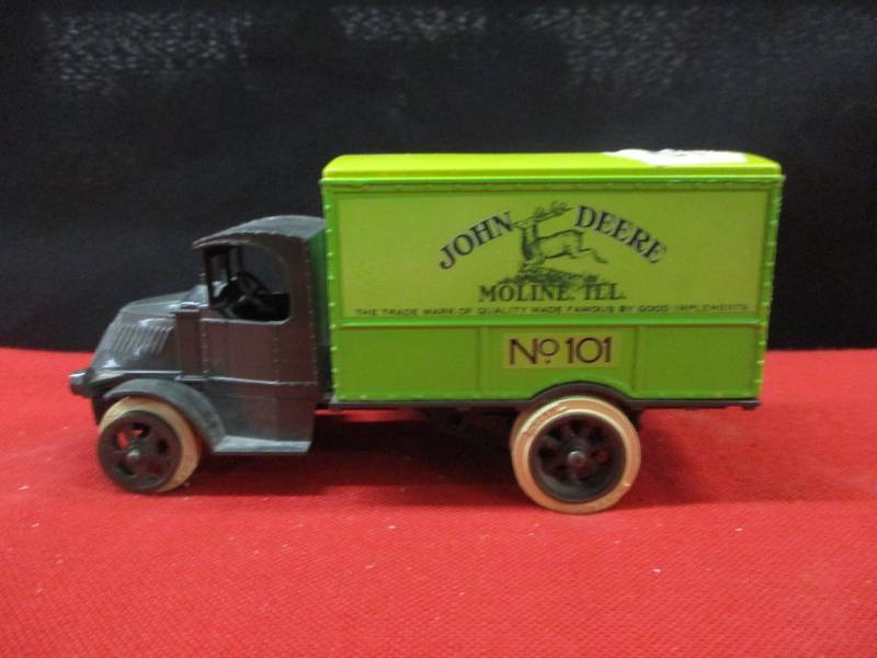 lot 117 image: John Deere #101 Truck