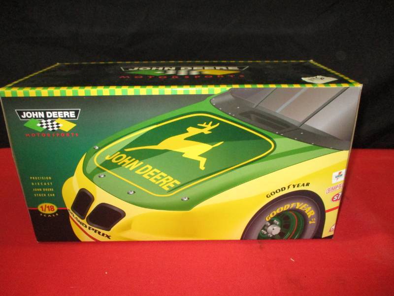 lot 121 image: John Deere 18 Scale Race car