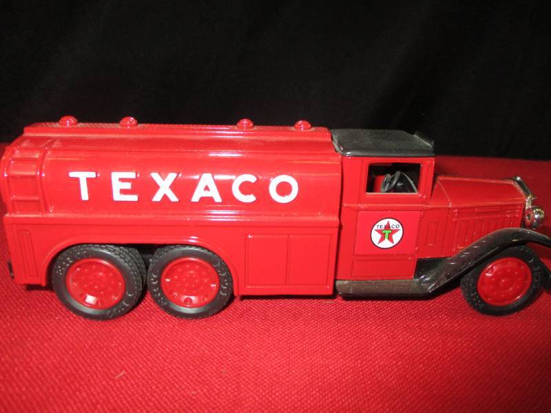 lot 131 image: Texaco Diamond T. Tanker no Box