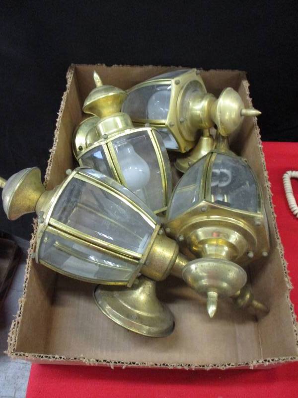 lot 133 image: Four Outside lights they all work