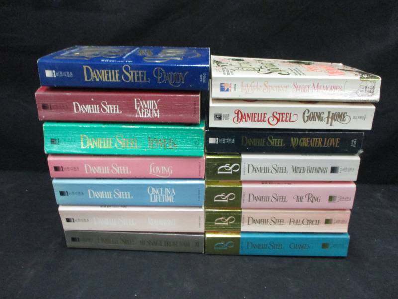 lot 153 image: Danielle Steel Books
