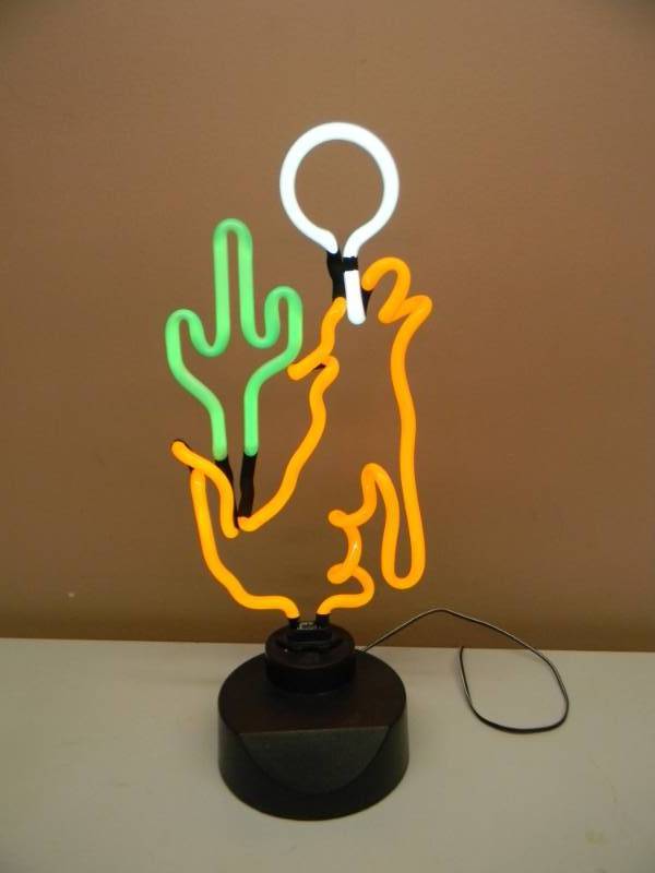 lot 36 image: VINTAGE NEON LIGHT - COYOTE HOWLING AT THE MOON - WORKS - APPROX 16 BY 11 - SEE PICTURES