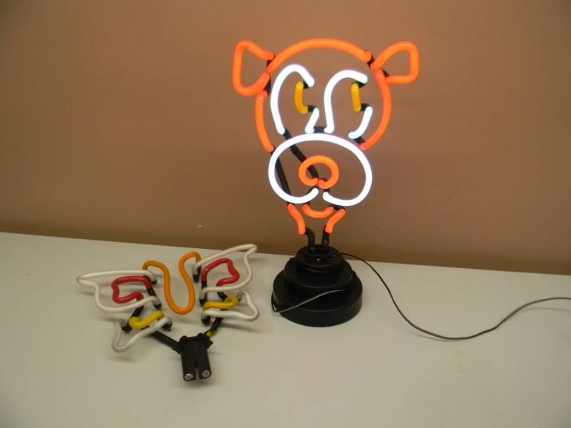 lot 38 image: VINTAGE NEON LIGHT - PORKY PIG WITH BUTTERFLY THEY CAN BE SWITCHED OUT - BOTH WORK - APPROX 16 BY 11 - SEE PICTURES