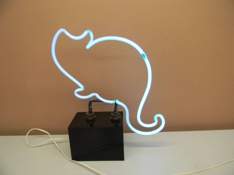 lot 40 image: VINTAGE NEON LIGHT - BLUE WHALE - WORKS - APPROX 16 BY 11 - SEE PICTURES