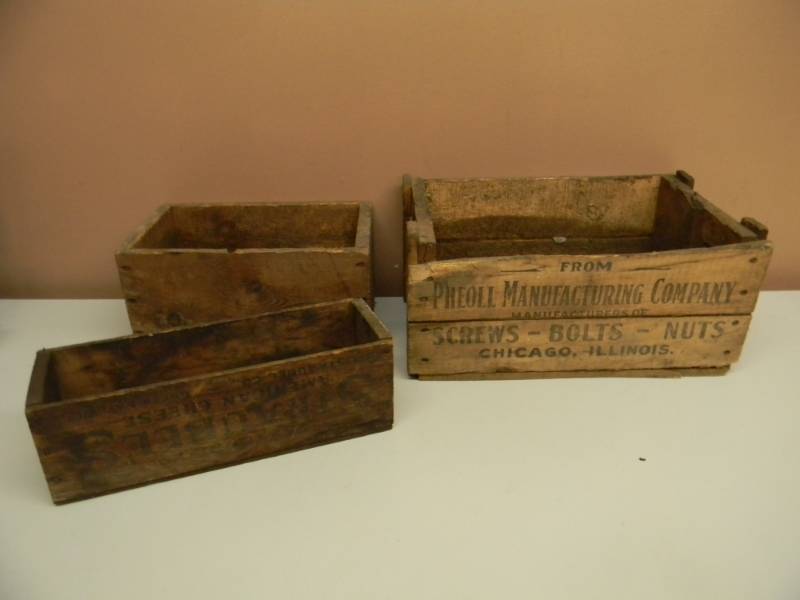 lot 42 image: ANTIQUE PHEOLL MANUFACTURING COMPANY WOOD CRATE - STRAUBELS AMERICAN CHEESE & AMERICAN RAILWAY EXPRESS CRATE - NICE COLLECTION - SEE PICTURES