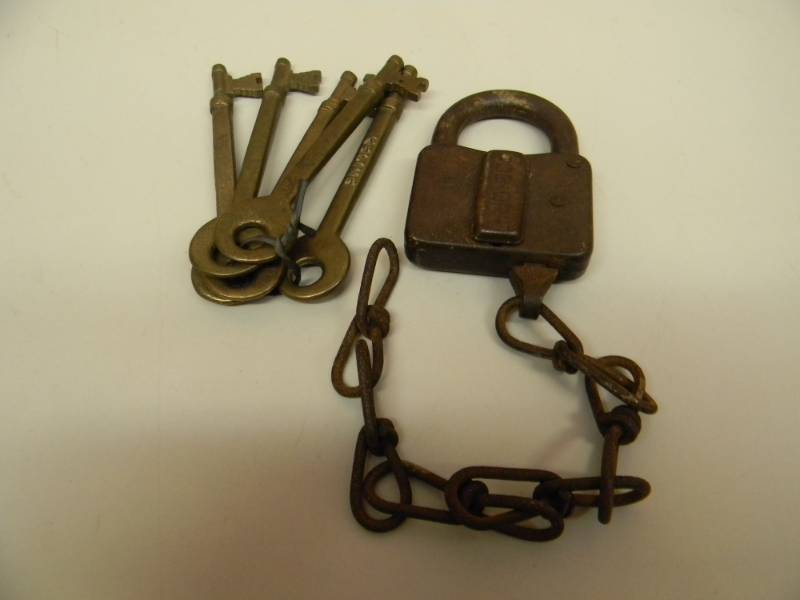 lot 45 image: ANTIQUE  VINTAGE CB&QRR RAILROAD LOCK WITH 5 KELINE RR KEYS - VERY COOL - SEE PICTURES