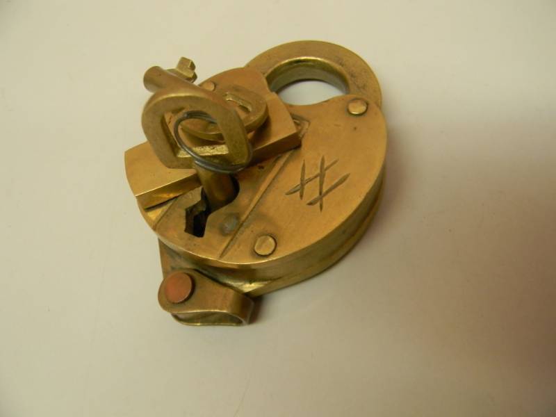 lot 46 image: ANTIQUE  VINTAGE G.W.R.R.RAILROAD LOCK WITH KEYS - BRASS, VERY COOL - SEE PICTURES