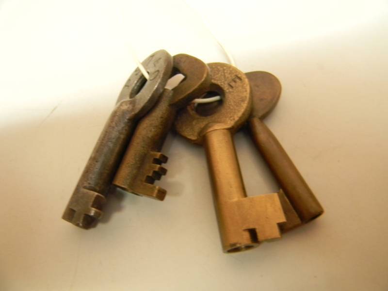 lot 47 image: ANTIQUE  VINTAGE BMR, F-S, SOO LINE, E T - Hollow Barrel Brass Keys - RARE - SEE PICTURES