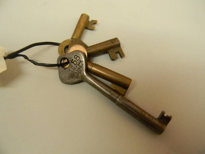 lot 49 image: ANTIQUE  VINTAGE U LONG BARREL, P, F-S, ICRR  - Hollow Barrel Brass RR Keys - RARE - SEE PICTURES