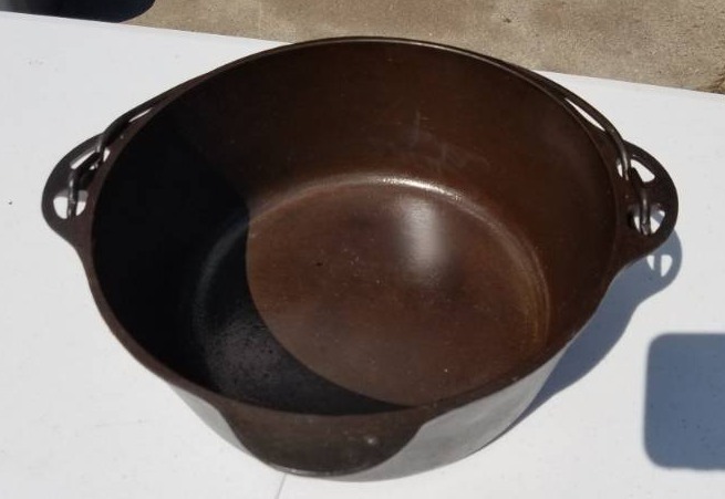 lot 10 image: Grisworld Dutch Oven #8 Seasoned Pot
