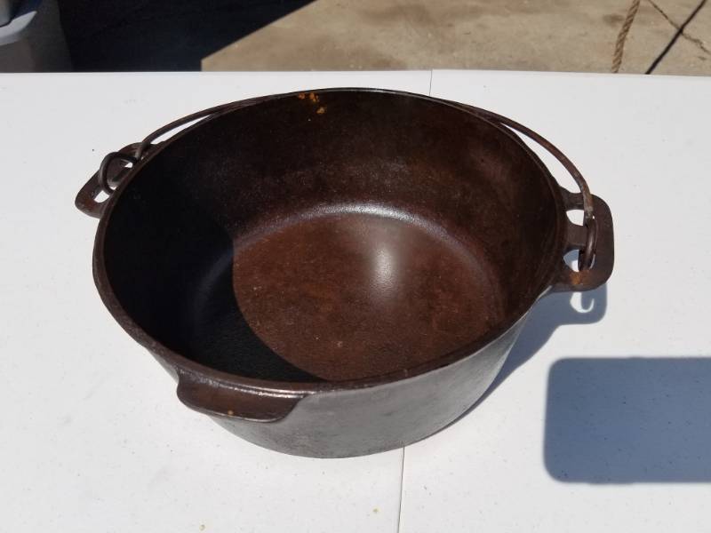 lot 13 image: Unmarked Grisworld #8 1036 Seasoned Pot
