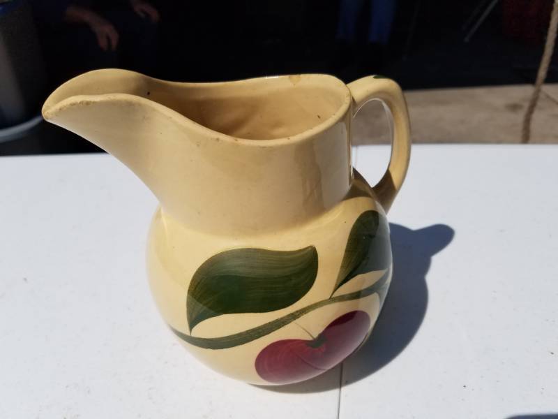 lot 20 image: Vintage Watt Ware Pitcher #16