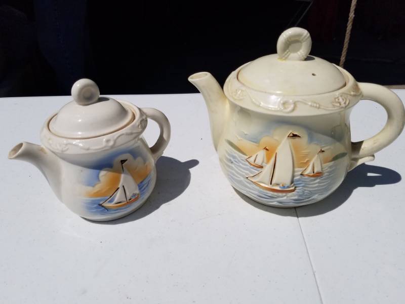 lot 30 image: Porcelier China Coffee Pot & Tea Pot