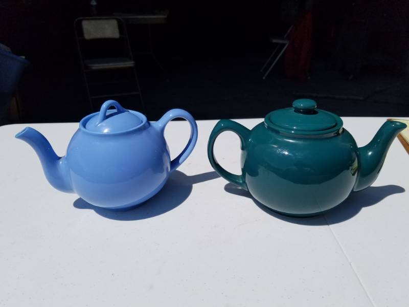 lot 34 image: Lot of two tea pots