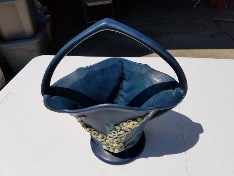 lot 35 image: Roseville Pottery Handle Basket
