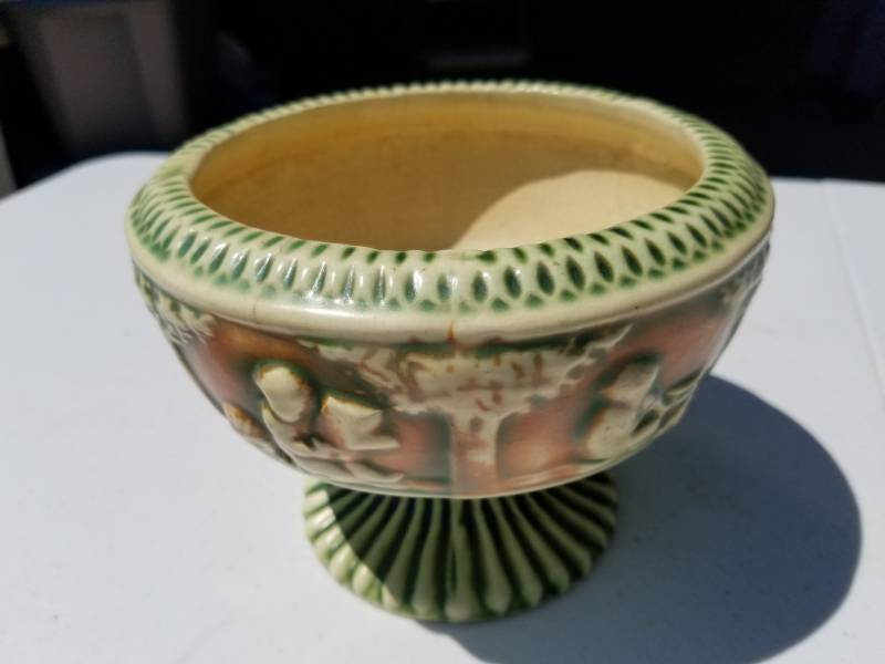 lot 36 image: Unmarked Roseville Pottery Decorative Bowl