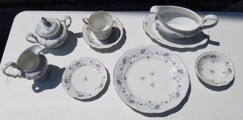 lot 55 image: Johann Haviland Bravaria Germany 56 pieces China