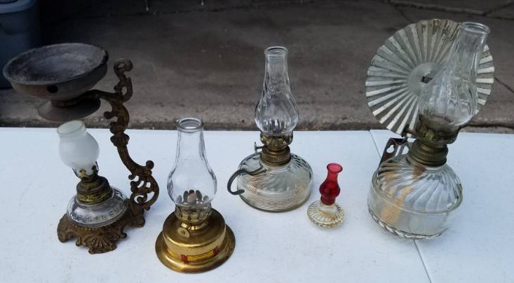 lot 65 image: Lot of 5 vintage oil table lamps