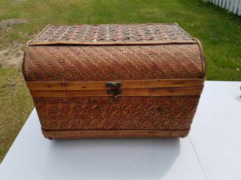 lot 67 image: Knitting Basket in excellent shape